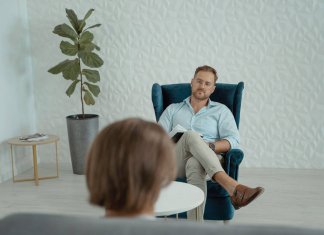 Terapia uzależnień w Warszawie – dlaczego psychoterapia jest fundamentem trwałego zdrowienia?